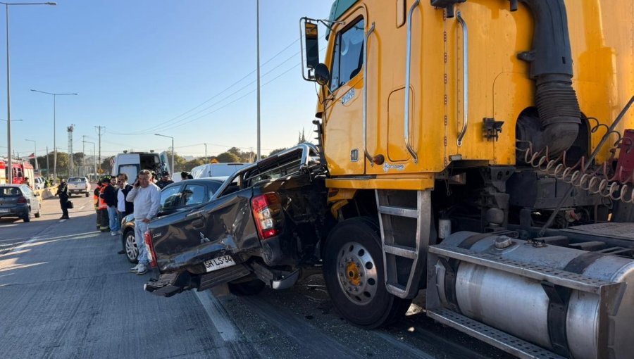 Colisión entre un camión y cinco vehículos menores deja ocho personas lesionadas en el Camino Internacional de Concón