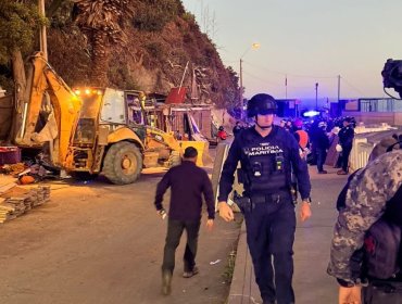 Tras robo y amenazas, fuerza pública desalojó sin contratiempos una toma instalada en la playa Las Torpederas de Valparaíso
