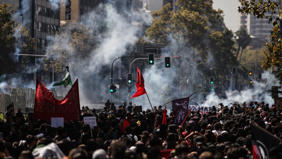 14 detenidos y dos carabineros con lesiones deja la primera manifestación estudiantil en Santiago bajo el Gobierno de Kast