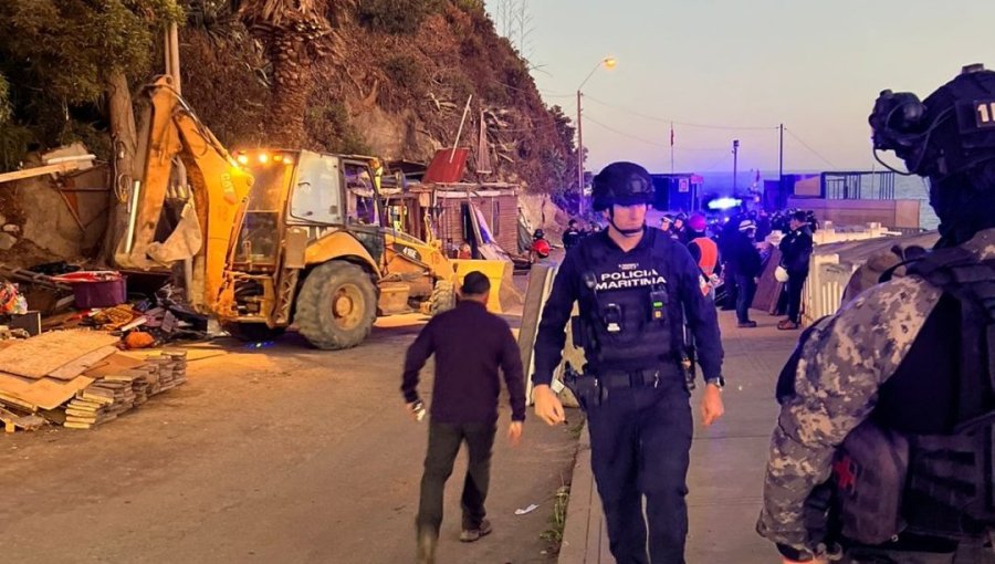 Tras robo y amenazas, fuerza pública desalojó sin contratiempos una toma instalada en la playa Las Torpederas de Valparaíso