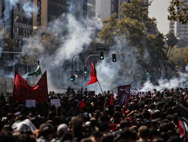 14 detenidos y dos carabineros con lesiones deja la primera manifestación estudiantil en Santiago bajo el Gobierno de Kast