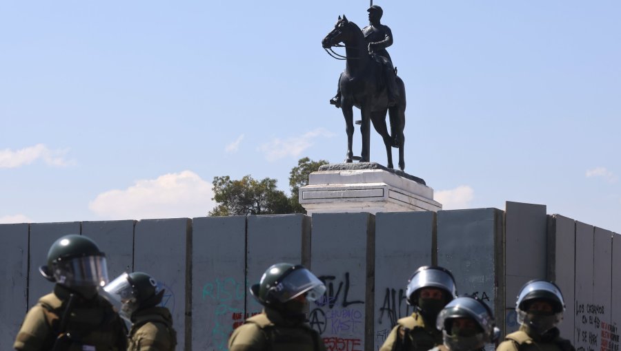 Destruyen protección de la estatua del general Baquedano durante marcha estudiantil en Santiago