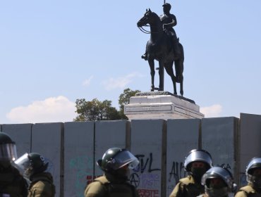 Destruyen protección de la estatua del general Baquedano durante marcha estudiantil en Santiago