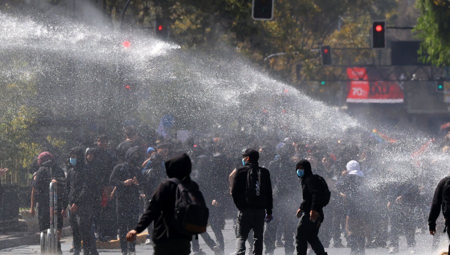 Enfrentamientos con Carabineros y cierre de estaciones de Metro marcaron protesta de estudiantes contra medidas del Gobierno