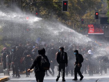 Enfrentamientos con Carabineros y cierre de estaciones de Metro marcaron protesta de estudiantes contra medidas del Gobierno