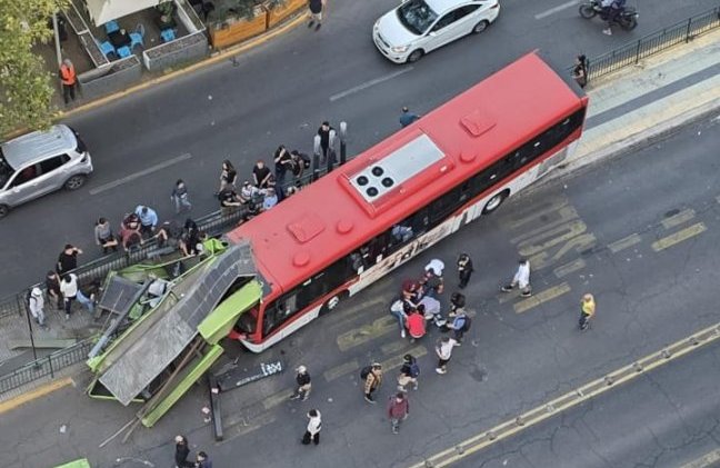 Bus Red arrasa con paradero en el centro de Santiago dejando al menos a cuatro personas heridas