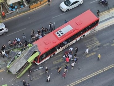Bus Red arrasa con paradero en el centro de Santiago dejando al menos a cuatro personas heridas