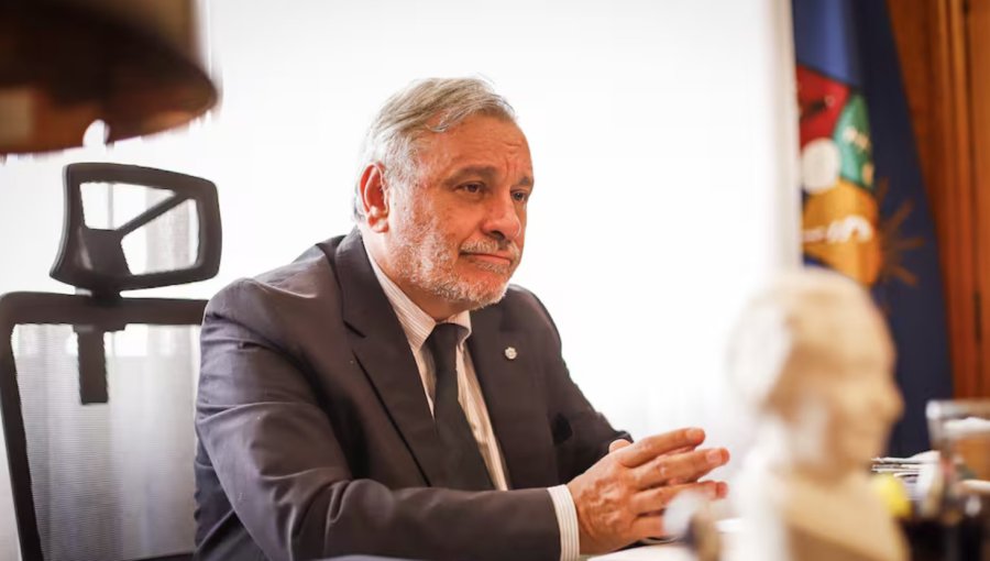 Candidato a rector de la U. de Chile advierte a Michael Clark: "Va a tener que enfrentar acciones judiciales y rendición de cuentas"