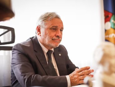 Candidato a rector de la U. de Chile advierte a Michael Clark: "Va a tener que enfrentar acciones judiciales y rendición de cuentas"