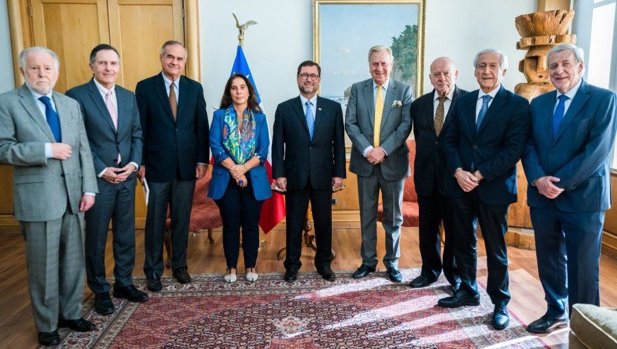 Excancilleres expresaron su malestar a ministro Pérez Mackenna por retirar apoyo a postulación de Bachelet a la ONU