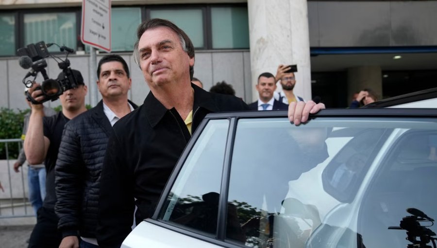 Bolsonaro fue dado de alta de hospital y regresa a su hogar para cumplir arresto domiciliario