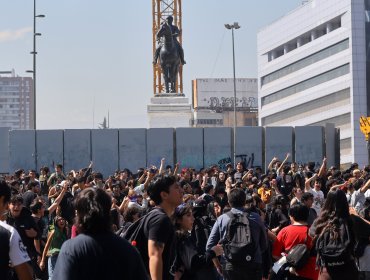 Codina confirma dos marchas autorizadas en Santiago, pero advierte que serán "disueltas" si se acercan a plaza Baquedano