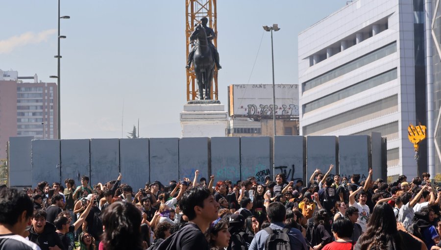 Codina confirma dos marchas autorizadas en Santiago, pero advierte que serán "disueltas" si se acercan a plaza Baquedano