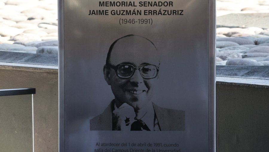 Homenaje a ex Senador Jaime Guzmán: Instalan nueva placa a 35 años de su asesinato