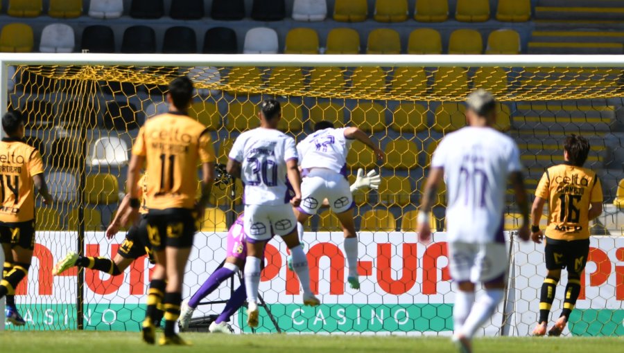 Coquimbo Unido remonta ante Deportes Concepción y asume el liderato en su grupo en Copa de La Liga