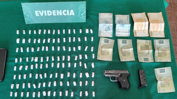Detienen a estudiante que portaba dos pistolas, dosis de droga y dinero en efectivo en liceo de Angol
