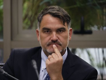 Senador Macaya respalda alza de combustibles y defiende a Kast: “Decir la verdad sin anestesia”