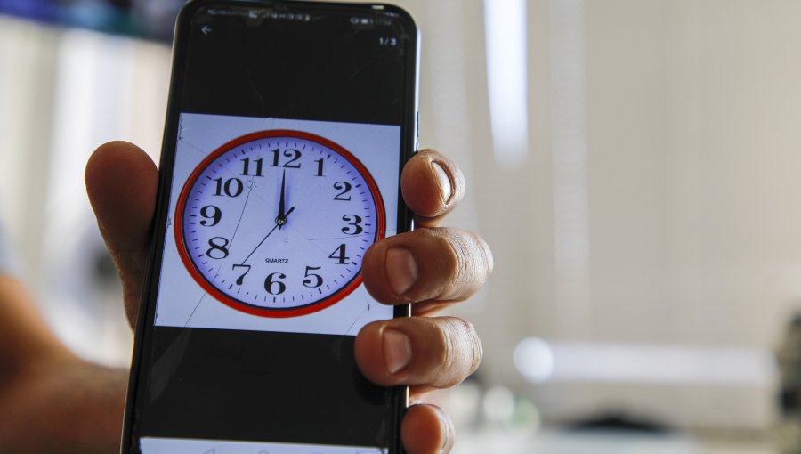 Horario de invierno: Este sábado a la medianoche los relojes se deberán retrasar en una hora en gran parte de Chile