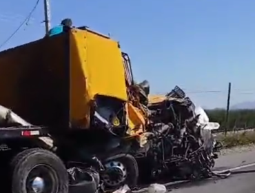 Dos mujeres perdieron la vida tras choque de dos camiones y un automóvil en San Pedro de Melipilla