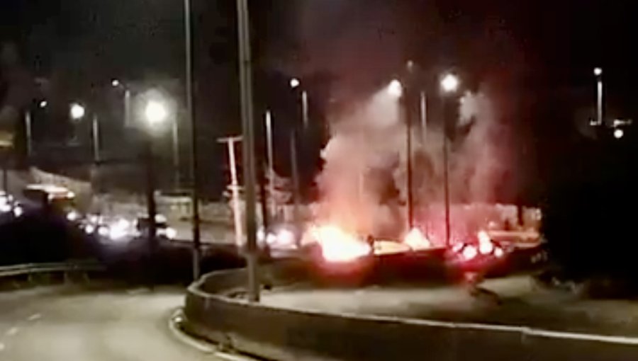 Protesta con barricadas marcan caótica mañana en el Camino Troncal hacia Viña