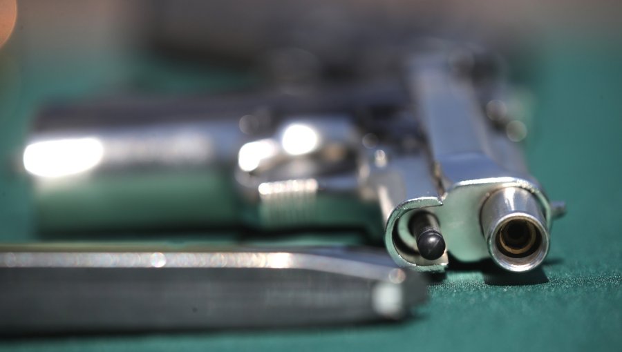 Alumno de 14 años es sorprendido con arma cargada en colegio de Curicó: fiscalización evitó su ingreso