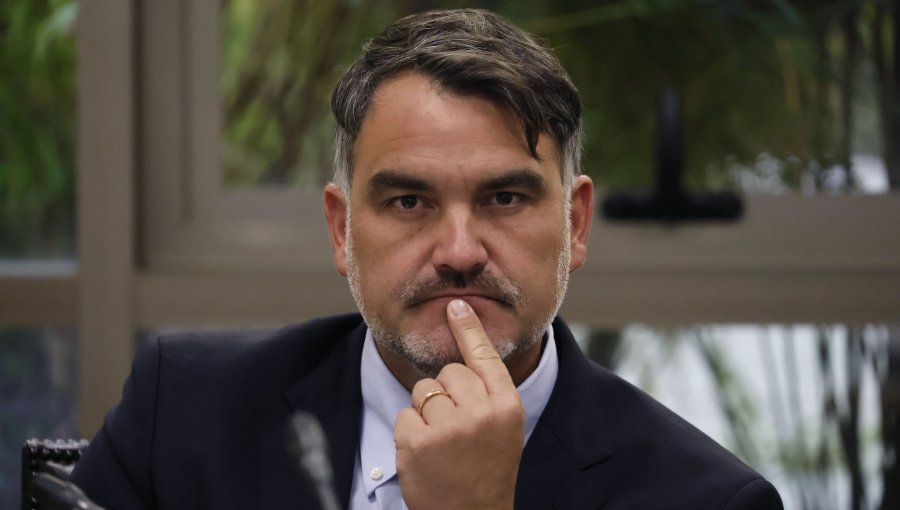 Senador Macaya respalda alza de combustibles y defiende a Kast: “Decir la verdad sin anestesia”