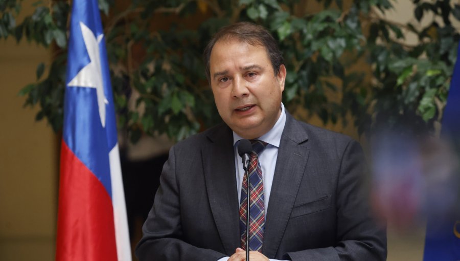 Director de Migraciones afirma que gobierno de Boric pretendía regularizar a 180 mil migrantes empadronados