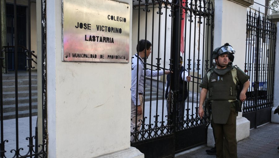 Violenta protesta en el Liceo Lastarria: bomba molotov desata incendio y suspende la jornada escolar