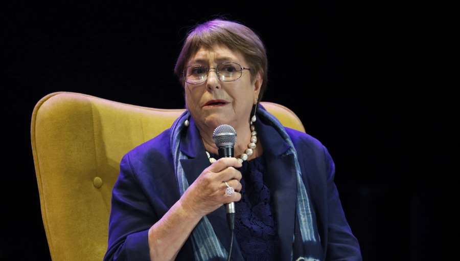 Bachelet tildó de "señal súper preocupante" la remoción de directora de SernamEG en tratamiento contra el cáncer