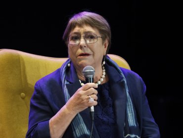 Bachelet tildó de "señal súper preocupante" la remoción de directora de SernamEG en tratamiento contra el cáncer