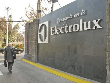 Planta en Maipú de la empresa Electrolux cerrará el 30 de abril: 400 trabajadores se verán afectados