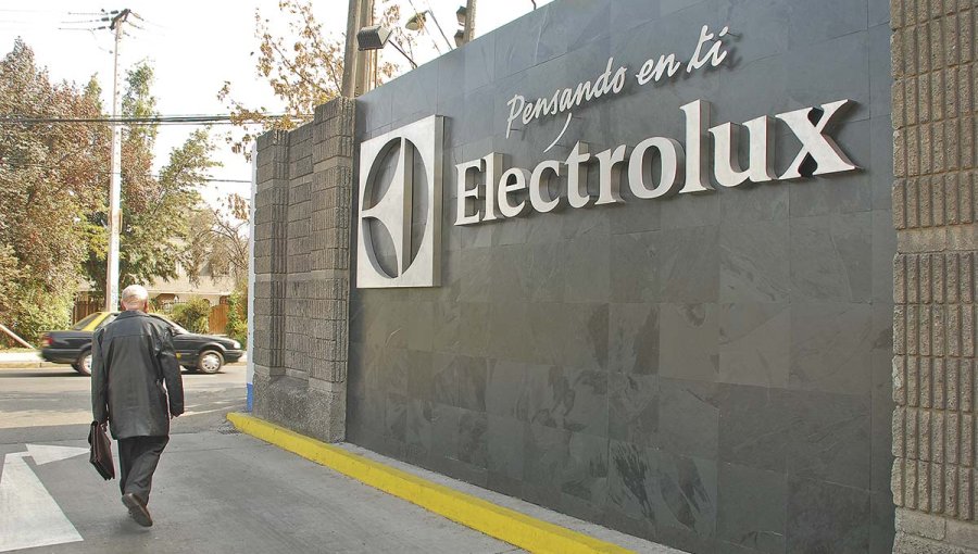 Planta en Maipú de la empresa Electrolux cerrará el 30 de abril: 400 trabajadores se verán afectados