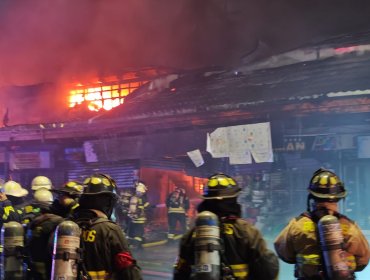 Incendio de grandes proporciones consume galería comercial en el centro de Concepción