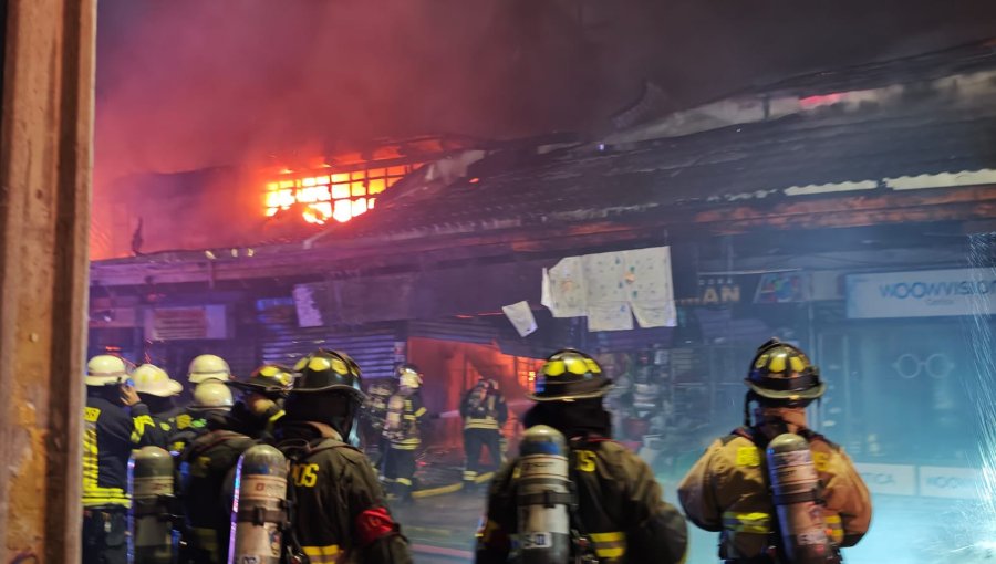 Incendio de grandes proporciones consume galería comercial en el centro de Concepción