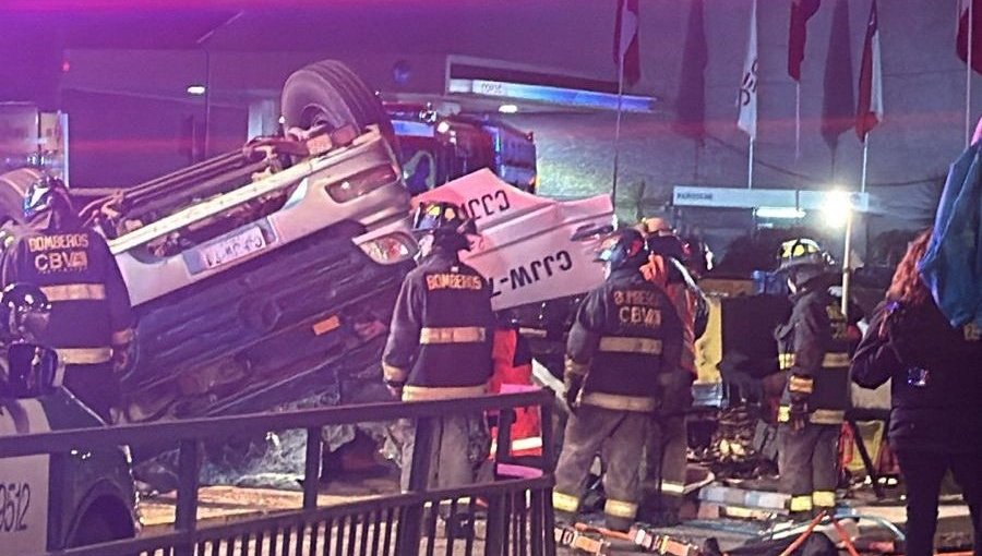 Volcamiento de camión en acceso al plan de Valparaíso deja a conductor atrapado y corte total en la Av. Santos Ossa