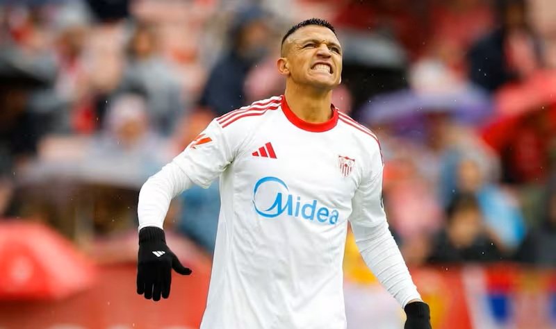 En España aseguran que la presencia como titular de Alexis Sánchez en Sevilla significa "perder a un futbolista"