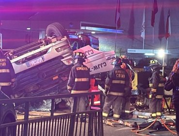 Volcamiento de camión en acceso al plan de Valparaíso deja a conductor atrapado y corte total en la Av. Santos Ossa