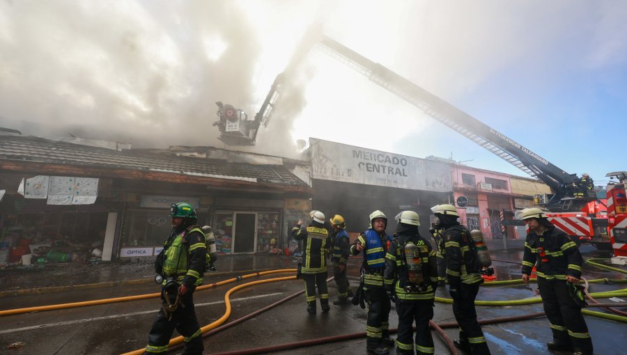 Millonarios daños y al menos 15 locales destruidos dejó incendio en la Galería Las Palmas de Concepción