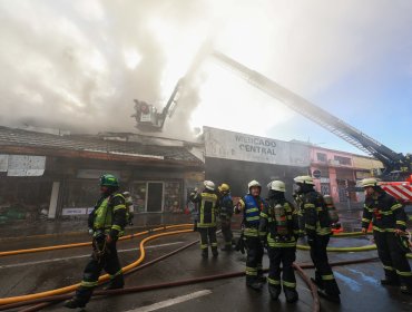 Millonarios daños y al menos 15 locales destruidos dejó incendio en la Galería Las Palmas de Concepción