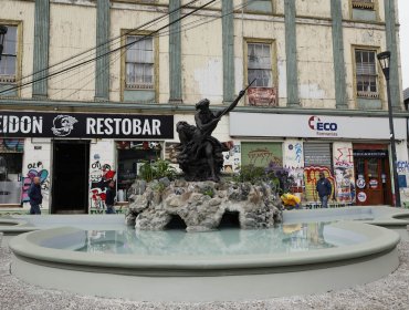 Entregan la restaurada Fuente Neptuno de plaza Aníbal Pinto en Valparaíso tras más de tres meses de trabajo