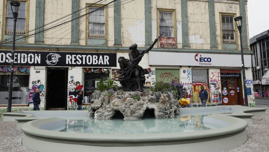 Entregan la restaurada Fuente Neptuno de plaza Aníbal Pinto en Valparaíso tras más de tres meses de trabajo
