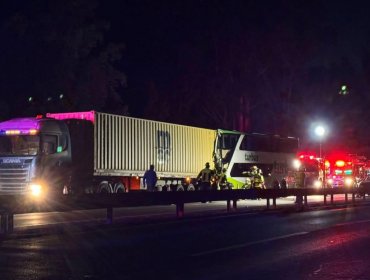Colisión por alcance entre bus y un camión deja a varios lesionados en sector de la ruta 68 en Casablanca