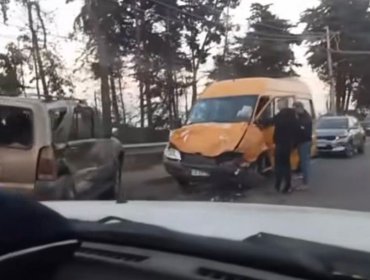Furgón escolar protagoniza violenta colisión con vehículo particular en Cachagua