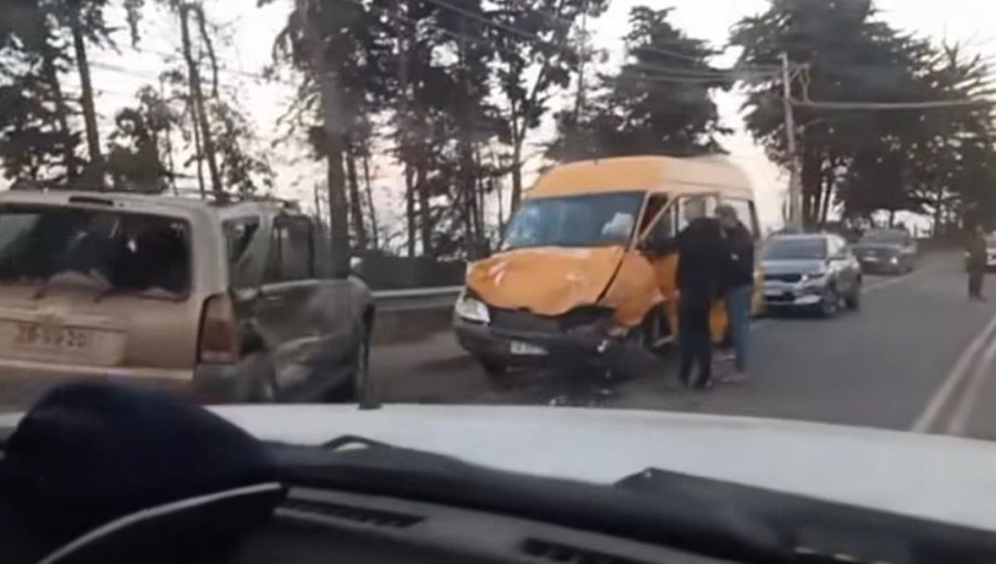 Furgón escolar protagoniza violenta colisión con vehículo particular en Cachagua