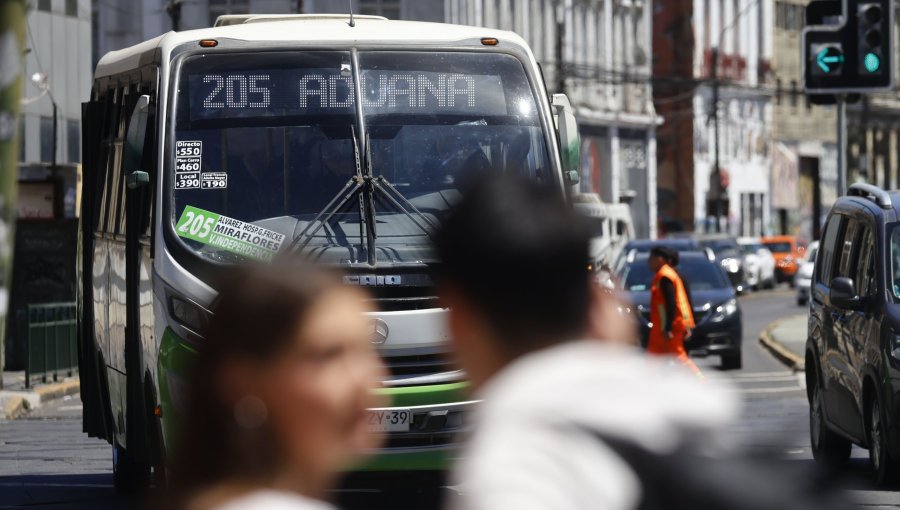 Alza histórica de combustibles pone en jaque al transporte público del Gran Valparaíso: gremio advierte que habrá "paro obligado" de micros