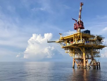 Petróleo Brent trepa sobre los US$107 tras anuncios de Trump sobre el conflicto en Irán