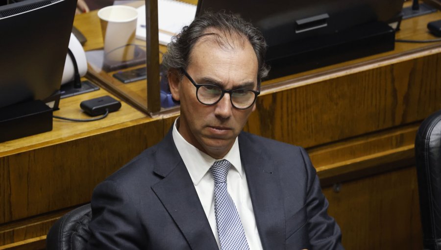 Exministro Figueroa plantea que la Ley de Convivencia Escolar le entrega a los colegios "el peso de tener que resolver y sin entregarles recursos"