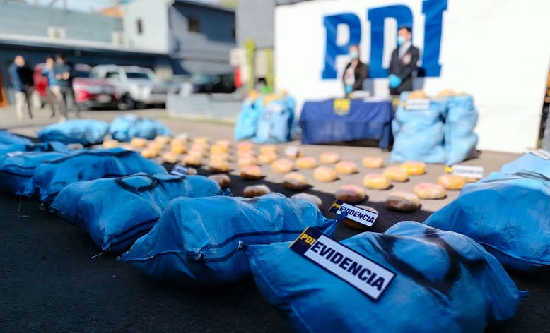 Incautan 861 kilos de marihuana en dos camionetas con encargo por robo en El Loa