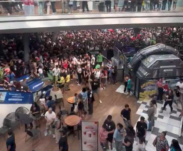 Influencer genera incidentes en mall capitalino tras anunciar entrega de dinero