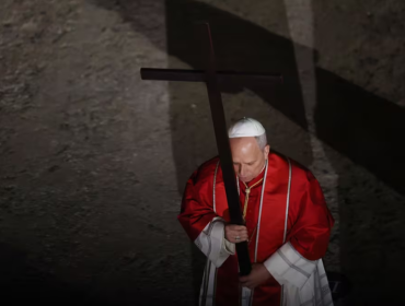 León XIV preside su primer Vía Crucis con llamado contra la guerra